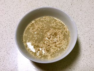 10、芽菜猪肉馅包子,在酵母碗中加入温开水调匀，静止5分钟