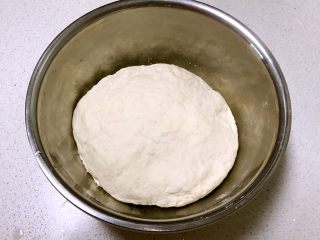 12、芽菜猪肉馅包子,把面揉成光滑的面团，盖上保鲜膜饧发50分钟左右