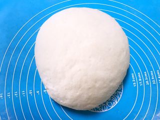 14、芽菜猪肉馅包子,揉面排除气体，揉成光滑的面团