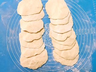 16、芽菜猪肉馅包子,擀成面皮