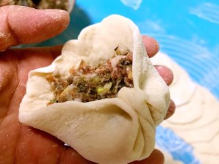 18、芽菜猪肉馅包子,从一头逐步捏成圆弧，收口要紧实一点，免得露馅