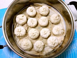20、芽菜猪肉馅包子,饧发好了放入蒸锅