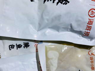 2、家庭版酸菜鱼,准备好酸菜鱼料包。
