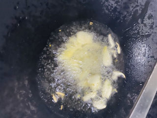 4、家庭版酸菜鱼,起锅烧油7成热，放入姜片，蒜片。