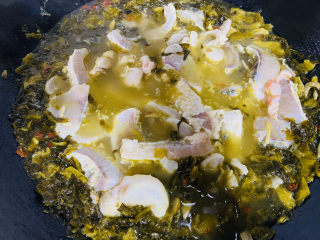 8、家庭版酸菜鱼,大火煮沸，断生即可关火。不要煮太久，鱼片要嫩。