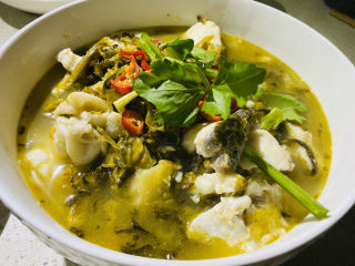 10、家庭版酸菜鱼,撒上切好的小米椒，跟葱花。芹菜香菜也行。