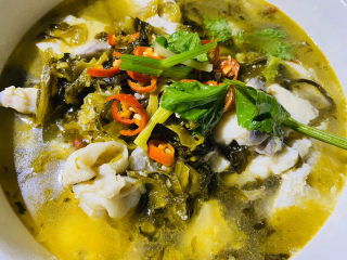 11、家庭版酸菜鱼,热油浇上，美食做好。