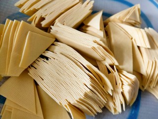 1、红烧豆皮,豆皮改刀切块