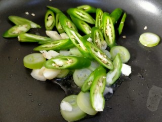 5、红烧豆皮,热锅烧油爆蒜葱线椒翻炒几下