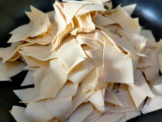 6、红烧豆皮,倒入豆皮