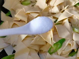 7、红烧豆皮,加盐适量翻炒均匀