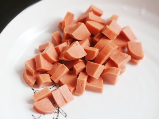 4、营养丰富的秋葵炒鸡蛋,火腿肠切小粒。