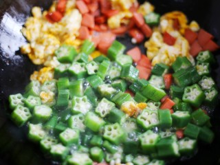 9、营养丰富的秋葵炒鸡蛋,加入秋葵翻炒10秒钟。