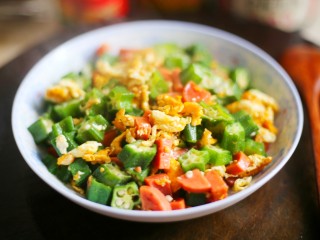 10、营养丰富的秋葵炒鸡蛋,加盐再翻炒均匀即可。