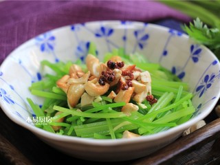12、腰果仁炝芹菜,一盘可口的腰果仁炝芹菜就做好了。
