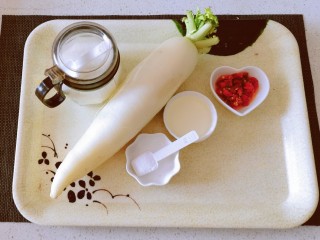 1、酸辣萝卜条,食材准备好