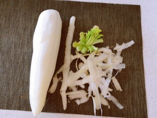 2、酸辣萝卜条,萝卜去掉头尾和皮