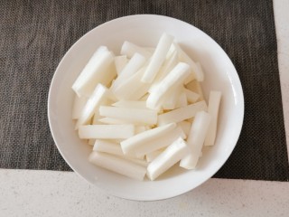 5、酸辣萝卜条,装入大碗里
