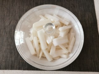 8、酸辣萝卜条,盖上盖子腌制20分钟  中间再抓拌一次