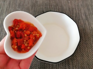 11、酸辣萝卜条,制作碗汁 小碗里面放入白醋  放入剁椒 