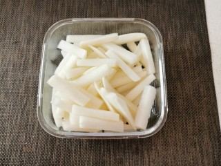 14、酸辣萝卜条,腌好的萝卜条放入玻璃保鲜盒