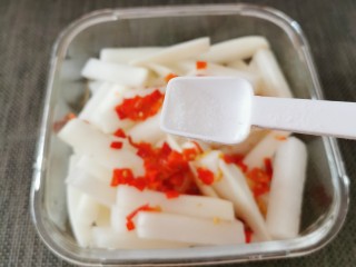 16、酸辣萝卜条,均匀撒上2克盐