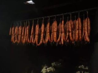 1、麻辣香肠,晾干的香肠。