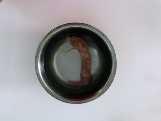 2、麻辣香肠,用温水泡30分钟，清洗干净。香肠风干是挂在通风地方的，一般是室外，会有灰尘等杂物落在上面，虽然肉眼看不见，泡后清洗更干净。