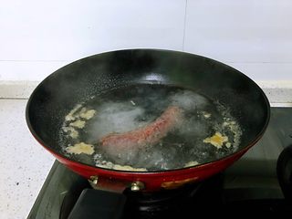3、麻辣香肠,用水煮熟，或者放入蒸锅蒸熟。选择用水煮是有的香肠比较咸，这样有一部分盐会溶解到水中，让香肠更合口。