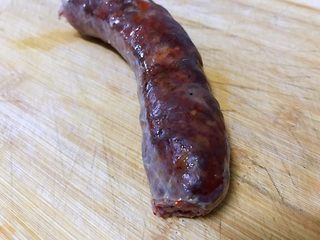 4、麻辣香肠,捞出稍放凉。