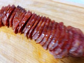 5、麻辣香肠,切片。