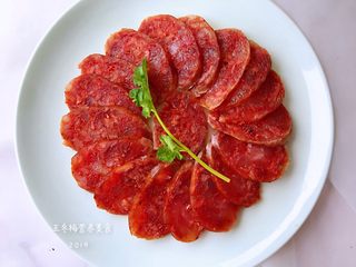 6、麻辣香肠,装盘。