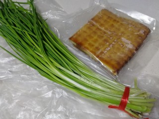 1、蒜苗炒香干,蒜苗一把，香干2片。