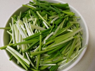 3、蒜苗炒香干,控水切段。