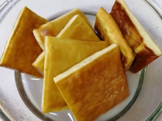 5、蒜苗炒香干,温水洗干净表面。