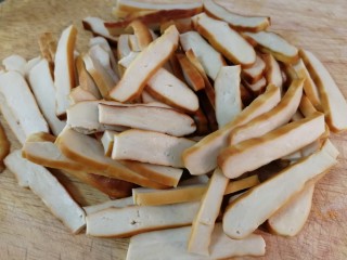 6、蒜苗炒香干,切薄片。