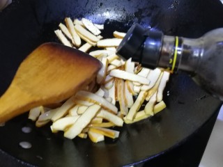 9、蒜苗炒香干,加少许香醋，文火翻炒均匀。