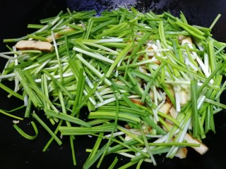 10、蒜苗炒香干,放入蒜苗，简单翻炒。