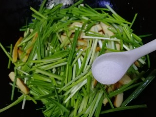 11、蒜苗炒香干,香干有咸味，放半小勺给蒜苗入味，文火炒匀。
