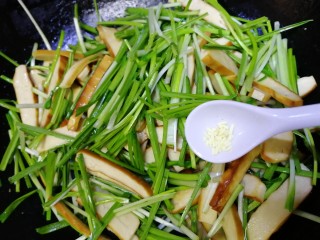 13、蒜苗炒香干,加少许鸡精提鲜。