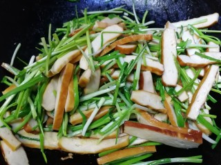 14、蒜苗炒香干,文火快速炒匀就好。