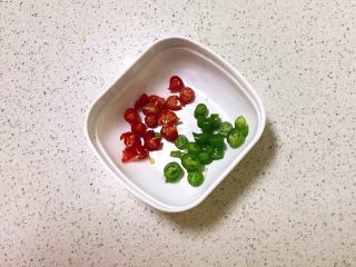 1、十分钟快手菜  凉拌椒香笋丝,把线椒和小米辣切成小片