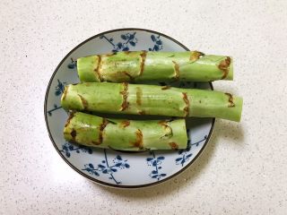 2、十分钟快手菜  凉拌椒香笋丝,莴笋清洗干净