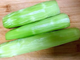 3、十分钟快手菜  凉拌椒香笋丝,给莴笋削皮