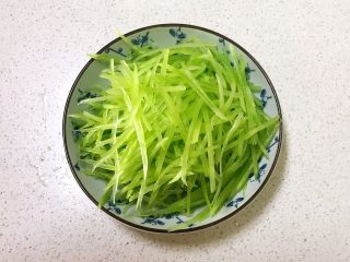 4、十分钟快手菜  凉拌椒香笋丝,把莴笋切成丝