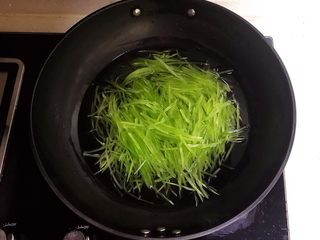 6、十分钟快手菜  凉拌椒香笋丝,把笋丝放入水里烫一下