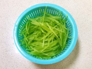 7、十分钟快手菜  凉拌椒香笋丝,马上捞出来，沥干水分