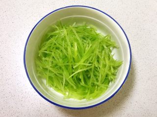 8、十分钟快手菜  凉拌椒香笋丝,把笋丝放入大碗里