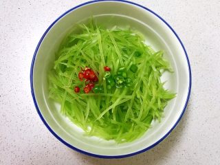 9、十分钟快手菜  凉拌椒香笋丝,加入小米辣和线椒