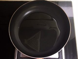 10、十分钟快手菜  凉拌椒香笋丝,炒锅烧热后加入1勺大豆色拉油